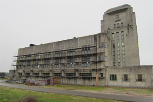 Zendgebouw Radio Kootwijk in paars ingepakt